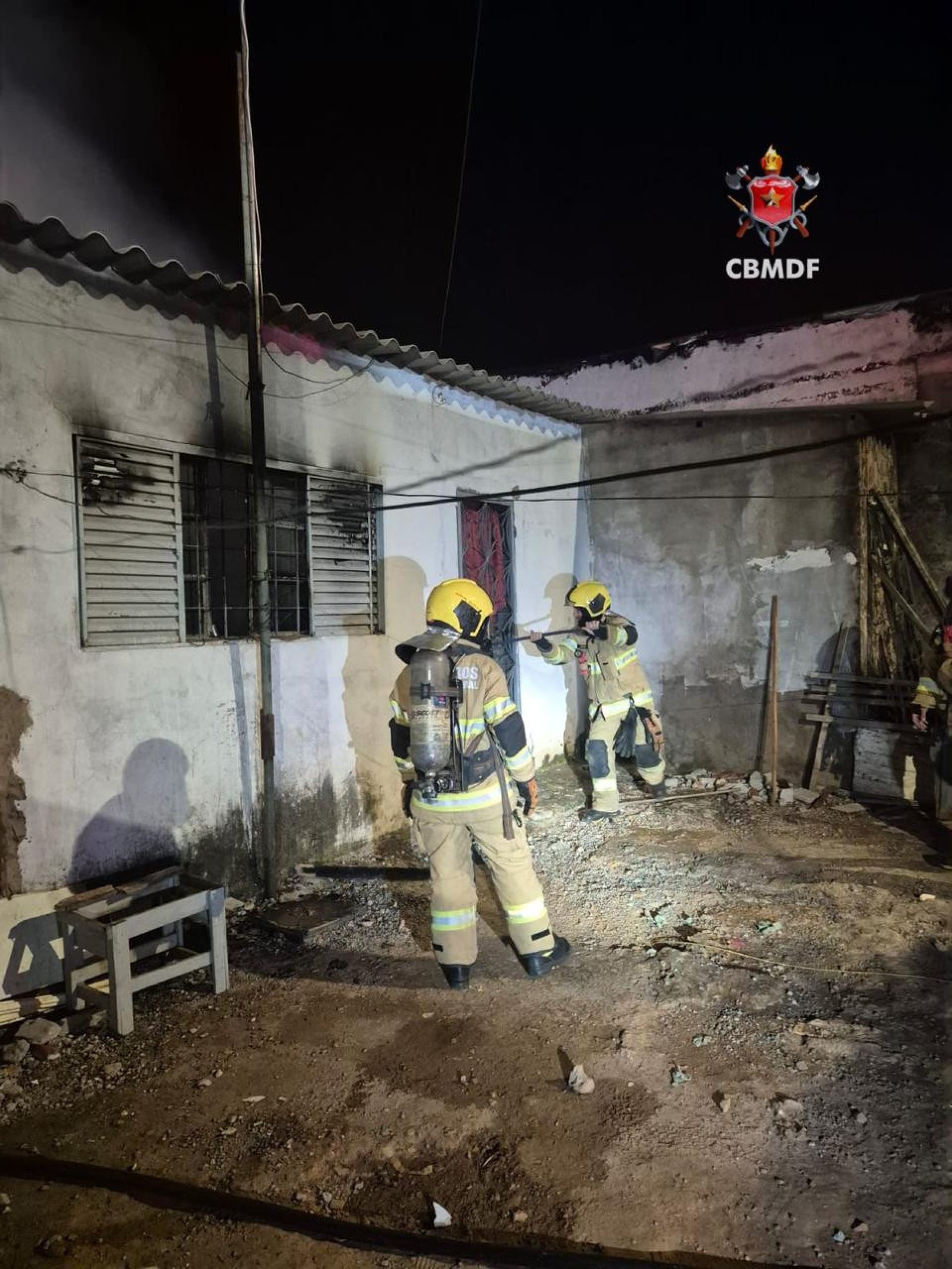 Corpo carbonizado &eacute; encontrado em casa incendiada em Samambaia 