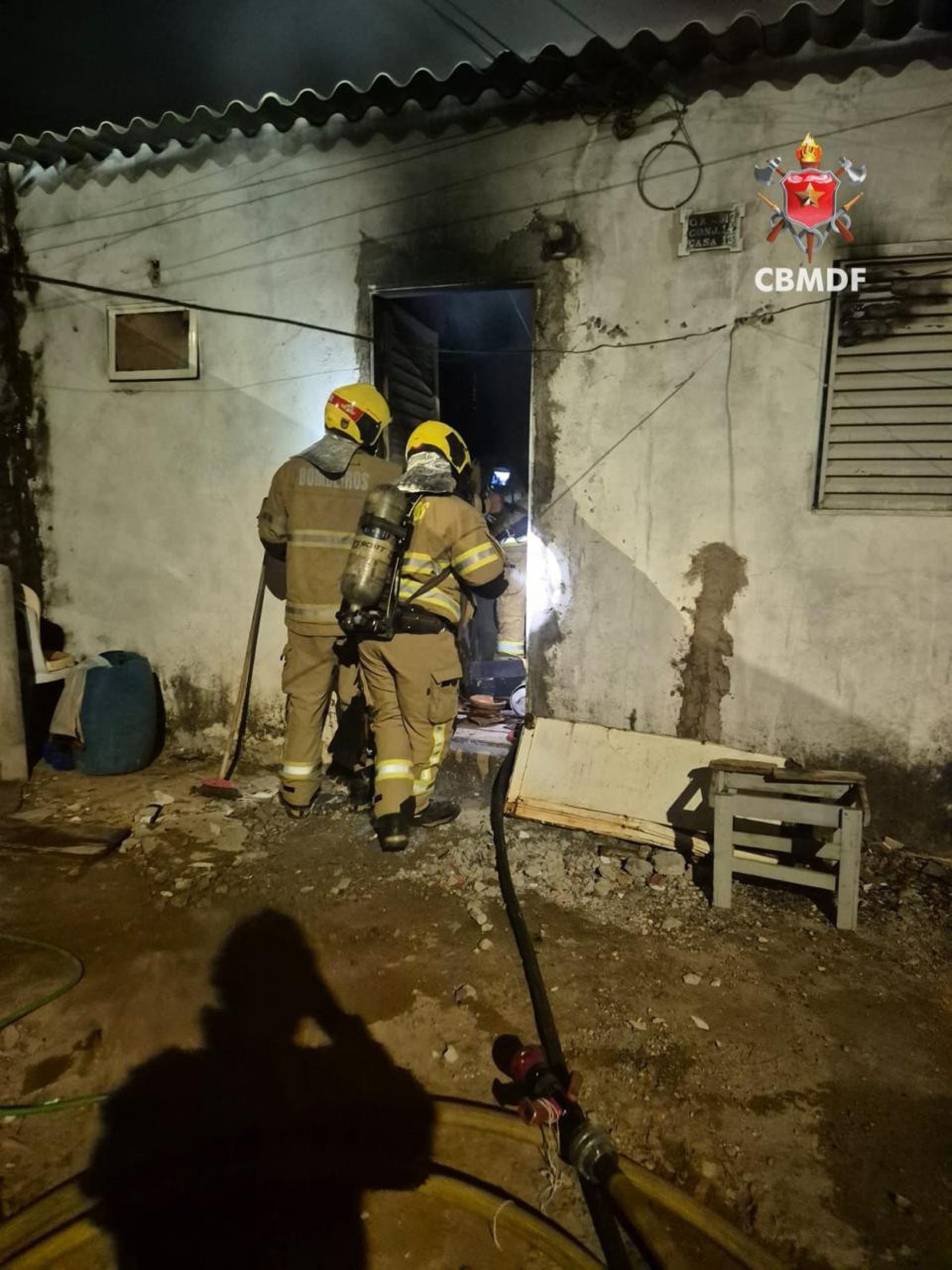 Corpo carbonizado &eacute; encontrado em casa incendiada em Samambaia 