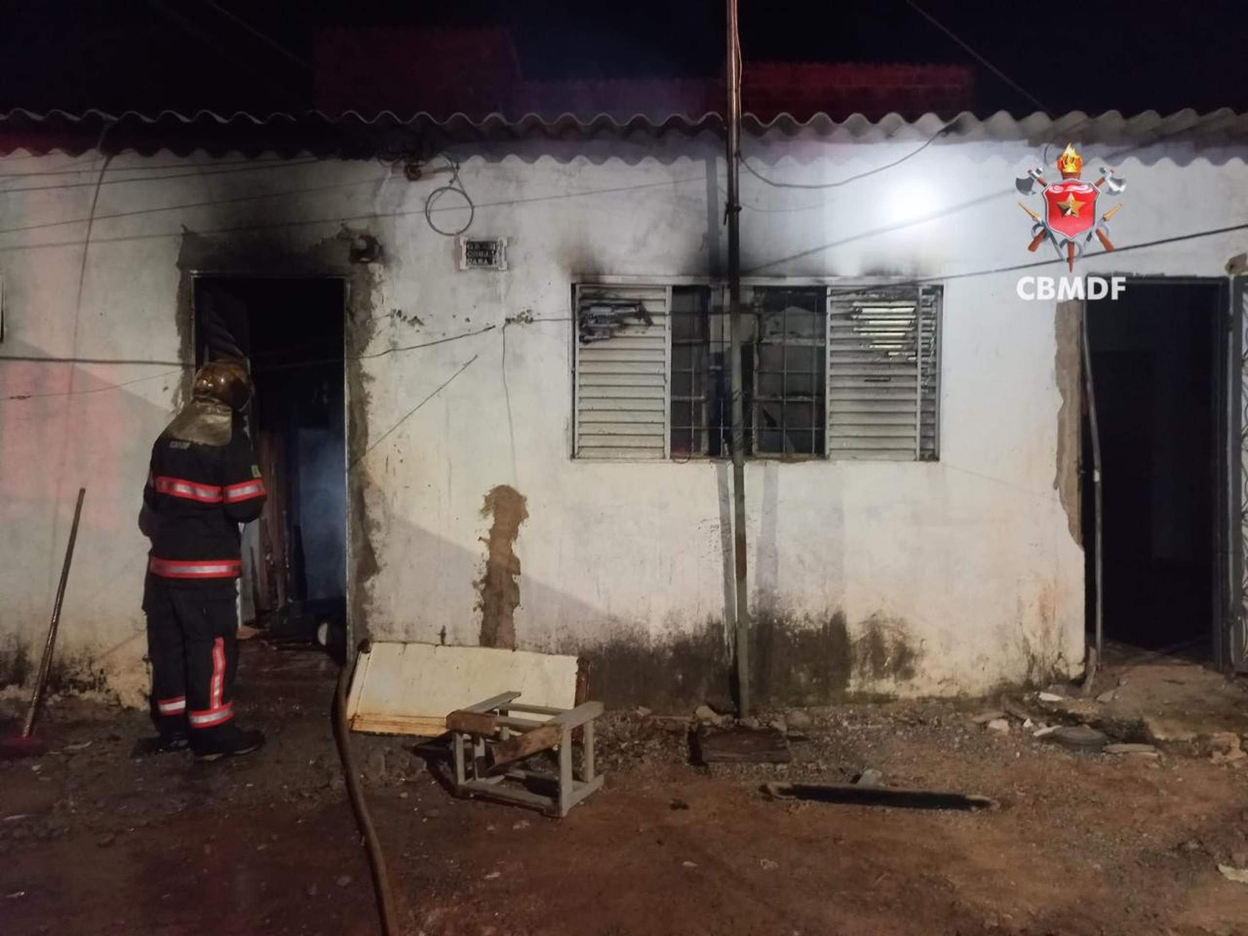 Corpo carbonizado &eacute; encontrado em casa incendiada em Samambaia 