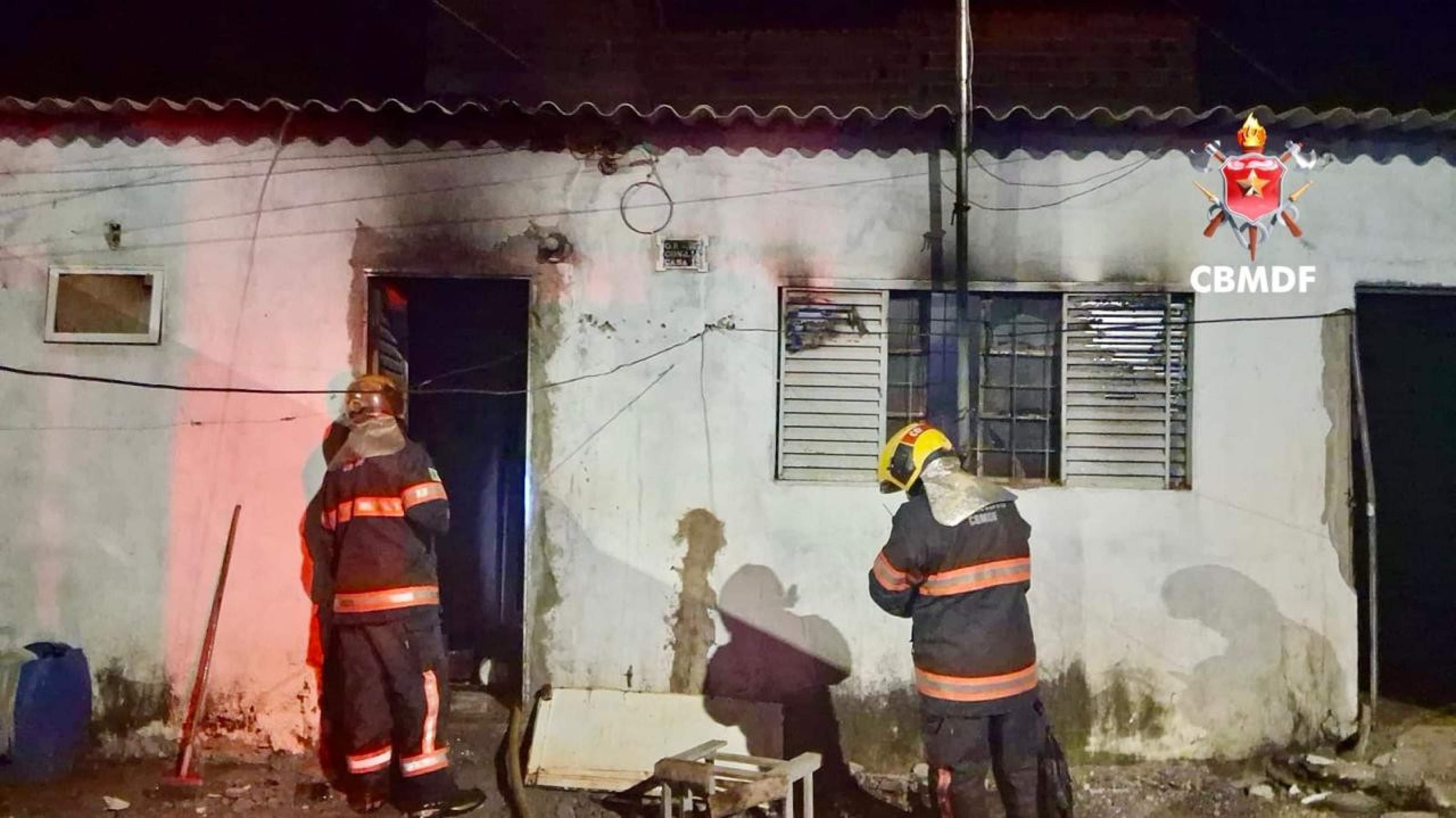 Corpo carbonizado &eacute; encontrado em casa incendiada em Samambaia 
