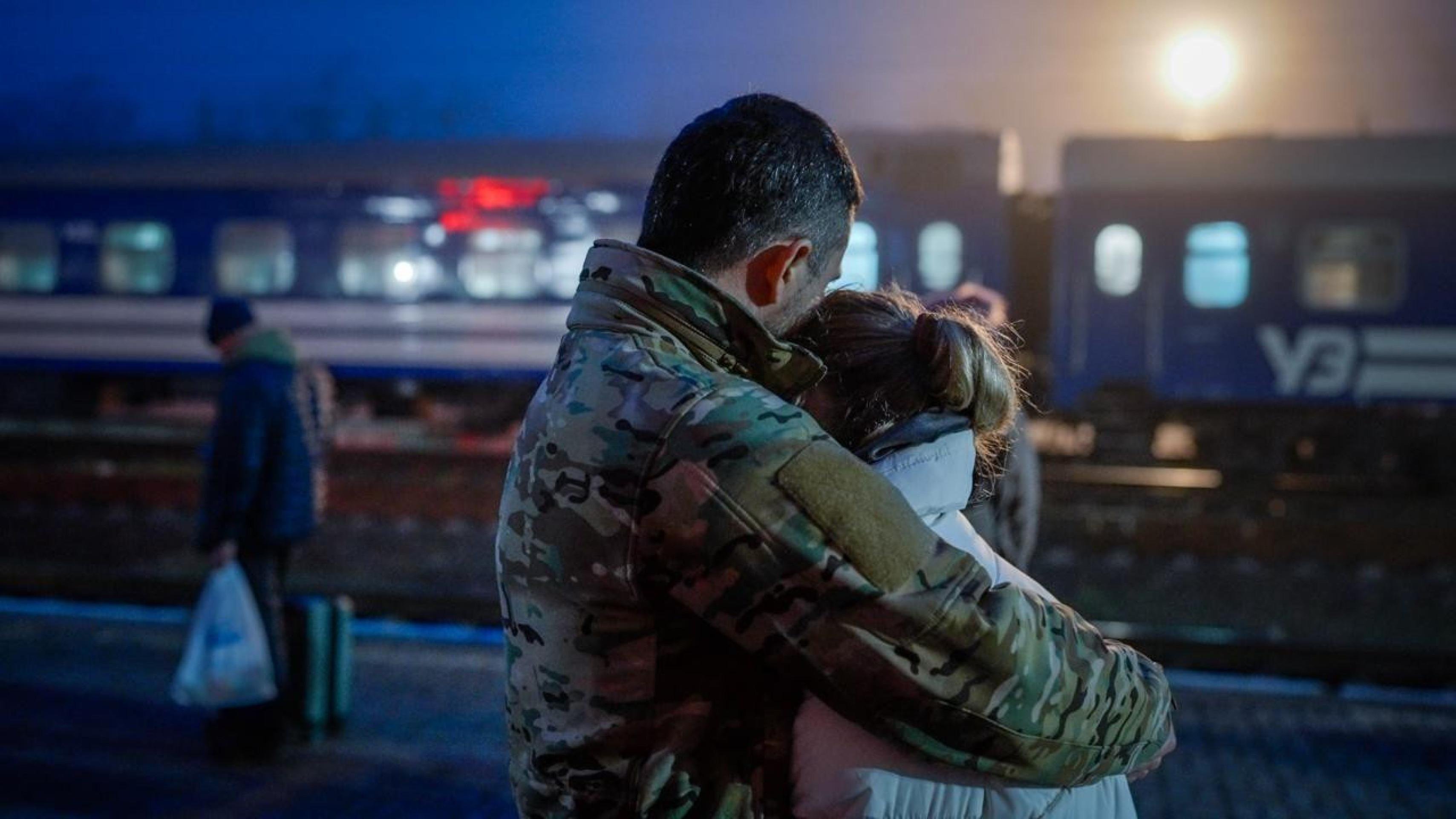 Apesar do perigo, Sasha embarca com entusiasmo na jornada que a levará de Kiev a Kramatorsk -  (crédito: Matthew Goddard/BBC)