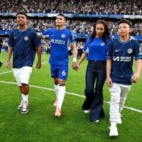 A família de Thiago Silva na despedida do Chelsea: herdeiros treinam no Chelsea e têm a escolha encaminhada pela seleção da Inglaterra -  (crédito: Chelsea FC/Divulgação)