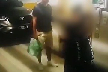 Auditor da CGU &eacute; flagrado agredindo mulher e crian&ccedil;a em &Aacute;guas Claras -  (crédito:  Reprodu&ccedil;&atilde;o/Camera de Seguran&ccedil;a)