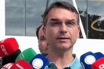 O senador Flávio Bolsonaro leu a carta na frente do hospital antes da cirurgia do pai  -  (crédito:  RS/Fotos Públicas)
