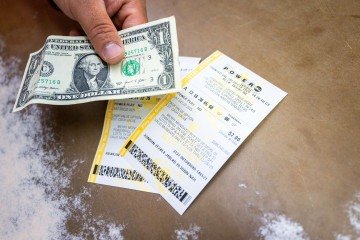 Os números sorteados foram 4, 25, 31, 52 e 59, com a Powerball vermelha 19. O multiplicador Power Play foi 2 -  (crédito: Brandon Bell / GETTY IMAGES NORTH AMERICA / Getty Images via AFP)