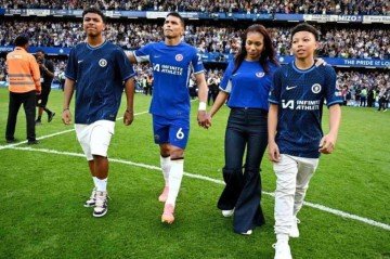 A família de Thiago Silva na despedida do Chelsea: herdeiros treinam no Chelsea e têm a escolha encaminhada pela seleção da Inglaterra -  (crédito: Chelsea FC/Divulgação)