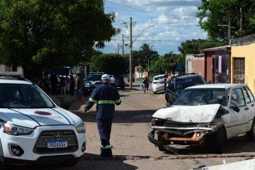 Dianteira de veículo do motorista foi destruída com o impacto em outro carro -  (crédito: Fotos: Minervino Júnior/CB)