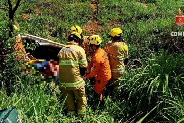 Veículo caiu em vão após colisão -  (crédito: CBMDF/Divulgação)