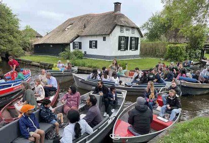 Famosa pelo incentivo ao uso das bicicletas como meio de locomoção, a Holanda é um dos países com menor número de automóveis no mundo. Por lá, fica uma pitoresca cidade onde não há carros ou estradas: Giethoorn. -  (crédito:  Vincent van Zeijst/Wikimédia Commons) -Famosa pelo incentivo ao uso das bicicletas como meio de locomoção, a Holanda é um dos países com menor número de automóveis no mundo. Por lá, fica uma pitoresca cidade onde não há carros ou estradas: Giethoorn. -  (crédito:  Vincent van Zeijst/Wikimédia Commons)