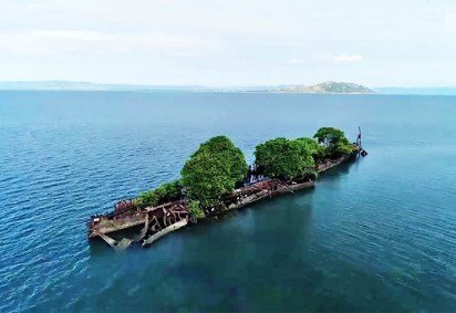 Na Ilha Magnetic, localizada na costa leste da Austrália, os restos de um navio encalhado se transformaram em uma ilha artificial, na Baía Cokle.
 -  (crédito: Reprodução de video ABC News) -Na Ilha Magnetic, localizada na costa leste da Austrália, os restos de um navio encalhado se transformaram em uma ilha artificial, na Baía Cokle.
 -  (crédito: Reprodução de video ABC News)