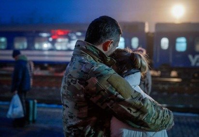 Apesar do perigo, Sasha embarca com entusiasmo na jornada que a levará de Kiev a Kramatorsk -  (crédito: Matthew Goddard/BBC) -Apesar do perigo, Sasha embarca com entusiasmo na jornada que a levará de Kiev a Kramatorsk -  (crédito: Matthew Goddard/BBC)