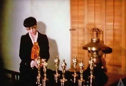 Com oito premiações, Head lidera a lista que tem no segundo posto a também figurinista Irene Sharaff (1910 - 1993). -  (crédito: Reproduçao do Youtube) -Com oito premiações, Head lidera a lista que tem no segundo posto a também figurinista Irene Sharaff (1910 - 1993). -  (crédito: Reproduçao do Youtube)