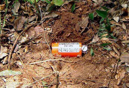 Caixas-pretas são dispositivos de registro utilizados principalmente em aviões para capturar dados críticos durante o voo. Elas gravam informações essenciais, como dados de voo e comunicações da cabine, ajudando a investigar acidentes e melhorar a segurança aérea. Apesar do nome, a maioria é de cor laranja para facilitar a localização após um acidente. Saiba, então, um pouco mais sobre esses importantes dispositivos. -  (crédito:  Divulgação/FAB - Caixa-preta - Divulgação/FAB) -Caixas-pretas são dispositivos de registro utilizados principalmente em aviões para capturar dados críticos durante o voo. Elas gravam informações essenciais, como dados de voo e comunicações da cabine, ajudando a investigar acidentes e melhorar a segurança aérea. Apesar do nome, a maioria é de cor laranja para facilitar a localização após um acidente. Saiba, então, um pouco mais sobre esses importantes dispositivos. -  (crédito:  Divulgação/FAB - Caixa-preta - Divulgação/FAB)