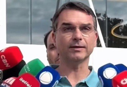 O senador Flávio Bolsonaro leu a carta na frente do hospital antes da cirurgia do pai  -  (crédito:  RS/Fotos Públicas) -O senador Flávio Bolsonaro leu a carta na frente do hospital antes da cirurgia do pai  -  (crédito:  RS/Fotos Públicas)