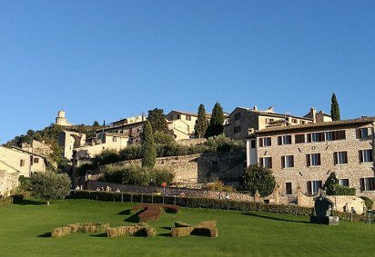 Assis é mundialmente conhecida como a cidade natal de São Francisco de Assis, o santo padroeiro da ecologia e protetor dos animais e dos pobres. Francisco viveu com simplicidade, praticando a renúncia e o amor à natureza. Sua vida e ensinamentos transformaram a cidade italiana em um centro espiritual mundial. -  (crédito: reprodução/tripadvisor) -Assis é mundialmente conhecida como a cidade natal de São Francisco de Assis, o santo padroeiro da ecologia e protetor dos animais e dos pobres. Francisco viveu com simplicidade, praticando a renúncia e o amor à natureza. Sua vida e ensinamentos transformaram a cidade italiana em um centro espiritual mundial. -  (crédito: reprodução/tripadvisor)