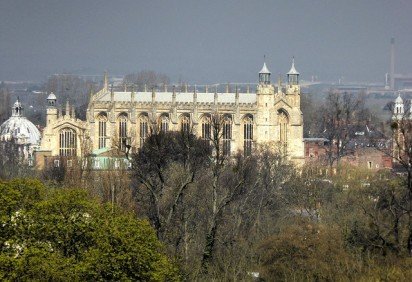 Já imaginou seu filho estudando em uma escola cuja mensalidades ultrapassa a cifra de R$ 80 mil? Algumas dessas instituições fazem parte de uma seleta lista das mais prestigiadas do mundo… e também mais caras! -  (crédito: wikimedia commons David Dixon) -Já imaginou seu filho estudando em uma escola cuja mensalidades ultrapassa a cifra de R$ 80 mil? Algumas dessas instituições fazem parte de uma seleta lista das mais prestigiadas do mundo… e também mais caras! -  (crédito: wikimedia commons David Dixon)