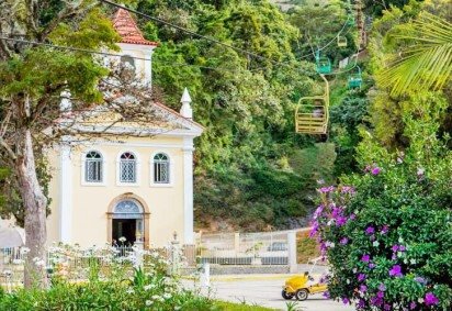 Nova Friburgo, na serra do Rio de Janeiro, é chamada de “Suíça Brasileira” por sua forte influência cultural europeia. Tal marco histórico  reforça essa identidade charmosa, visível na arquitetura, nas festas típicas e na gastronomia. A cidade também é conhecida por suas paisagens naturais, ampla produção de lingerie e, claro, o turismo cultural.


 -  (crédito: reprodução/ecomodas) -Nova Friburgo, na serra do Rio de Janeiro, é chamada de “Suíça Brasileira” por sua forte influência cultural europeia. Tal marco histórico  reforça essa identidade charmosa, visível na arquitetura, nas festas típicas e na gastronomia. A cidade também é conhecida por suas paisagens naturais, ampla produção de lingerie e, claro, o turismo cultural.


 -  (crédito: reprodução/ecomodas)