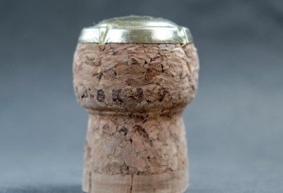 Cruciais para vedar garrafas de vinho, as rolhas impedem que este líquido estrague ou perca seu sabor e aroma, algo que permite um envelhecimento controlado. No entanto, sua função vai muito além disso e pode ajudar em outros locais, inclusive na elaboração de artigos artesanais. -  (crédito: Pixabay ) -Cruciais para vedar garrafas de vinho, as rolhas impedem que este líquido estrague ou perca seu sabor e aroma, algo que permite um envelhecimento controlado. No entanto, sua função vai muito além disso e pode ajudar em outros locais, inclusive na elaboração de artigos artesanais. -  (crédito: Pixabay )