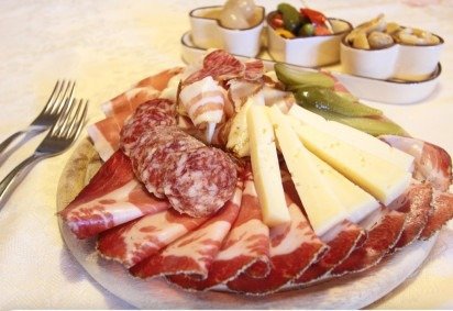 Presente em mesas do mundo todo, o salame tem uma história que atravessa séculos. Criado como forma de conservar a carne antes da invenção da refrigeração, o embutido evoluiu, ganhou variações regionais e receitas artesanais, até se tornar um dos produtos mais populares da charcutaria. -  (crédito: Pixabay ) -Presente em mesas do mundo todo, o salame tem uma história que atravessa séculos. Criado como forma de conservar a carne antes da invenção da refrigeração, o embutido evoluiu, ganhou variações regionais e receitas artesanais, até se tornar um dos produtos mais populares da charcutaria. -  (crédito: Pixabay )