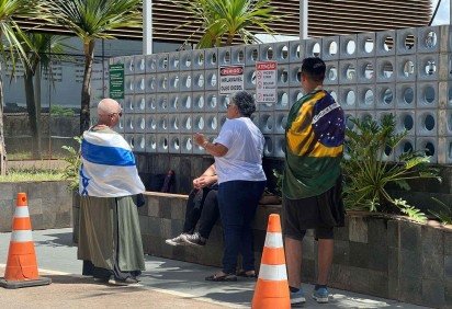 Pequeno grupo está reunido em frente ao DF Star, onde entoa músicas gospel

 -  (crédito: Fernanda Strickland/CB/DA.Press) -Pequeno grupo está reunido em frente ao DF Star, onde entoa músicas gospel

 -  (crédito: Fernanda Strickland/CB/DA.Press)