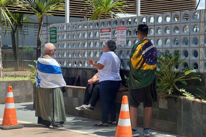 Vídeo: apoiadores se reúnem em frente a hospital para orar por Bolsonaro
