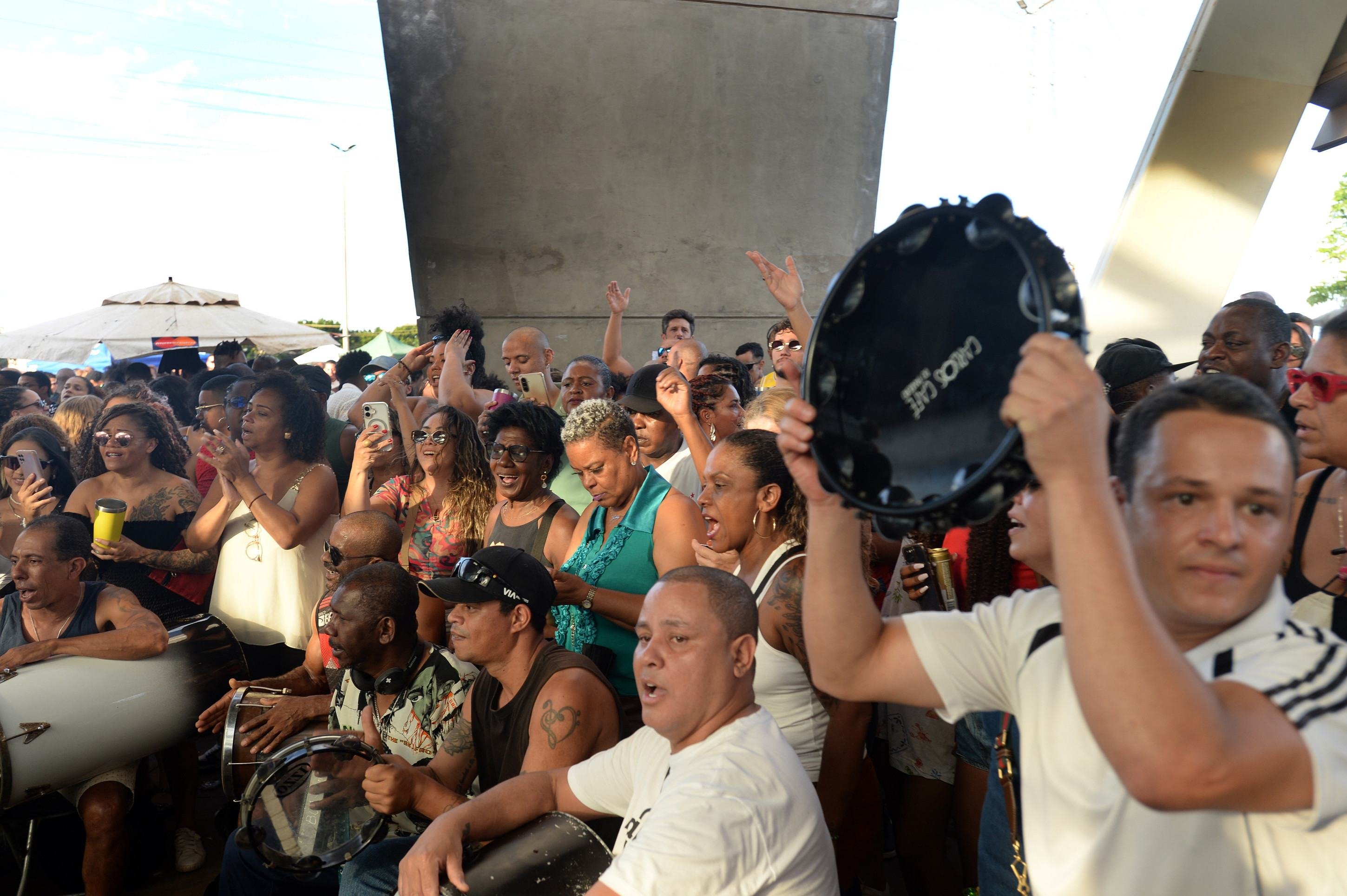  25/12/2025. Cr&eacute;dito: Minervino J&uacute;nior/CB/D.A Press. Brasil.  Brasilia - DF. Samba do Chester na Esta&ccedil;&atilde;o do Metr&ocirc; do Guar&aacute;.
