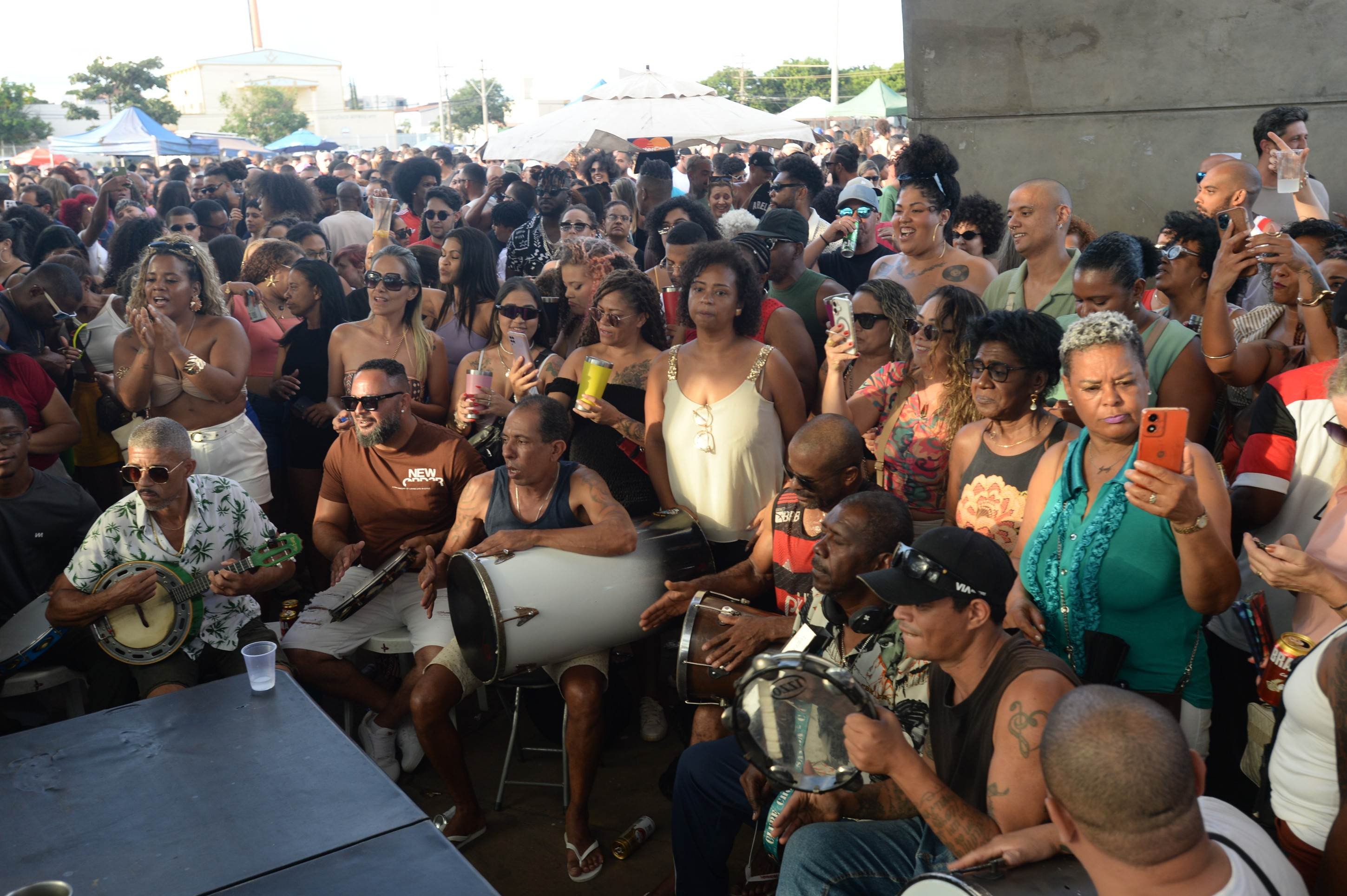  25/12/2025. Cr&eacute;dito: Minervino J&uacute;nior/CB/D.A Press. Brasil.  Brasilia - DF. Samba do Chester na Esta&ccedil;&atilde;o do Metr&ocirc; do Guar&aacute;.