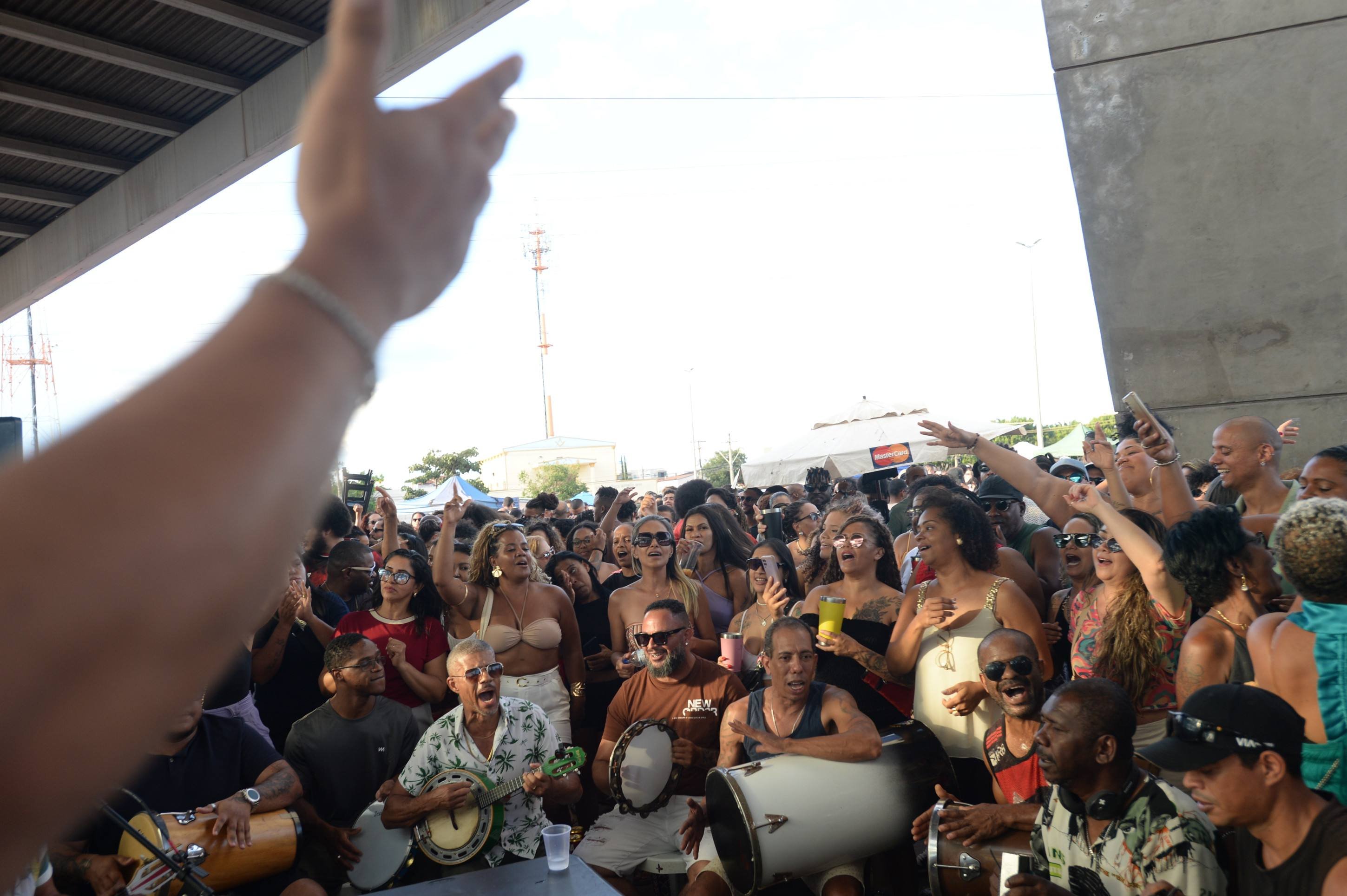  25/12/2025. Cr&eacute;dito: Minervino J&uacute;nior/CB/D.A Press. Brasil.  Brasilia - DF. Samba do Chester na Esta&ccedil;&atilde;o do Metr&ocirc; do Guar&aacute;.