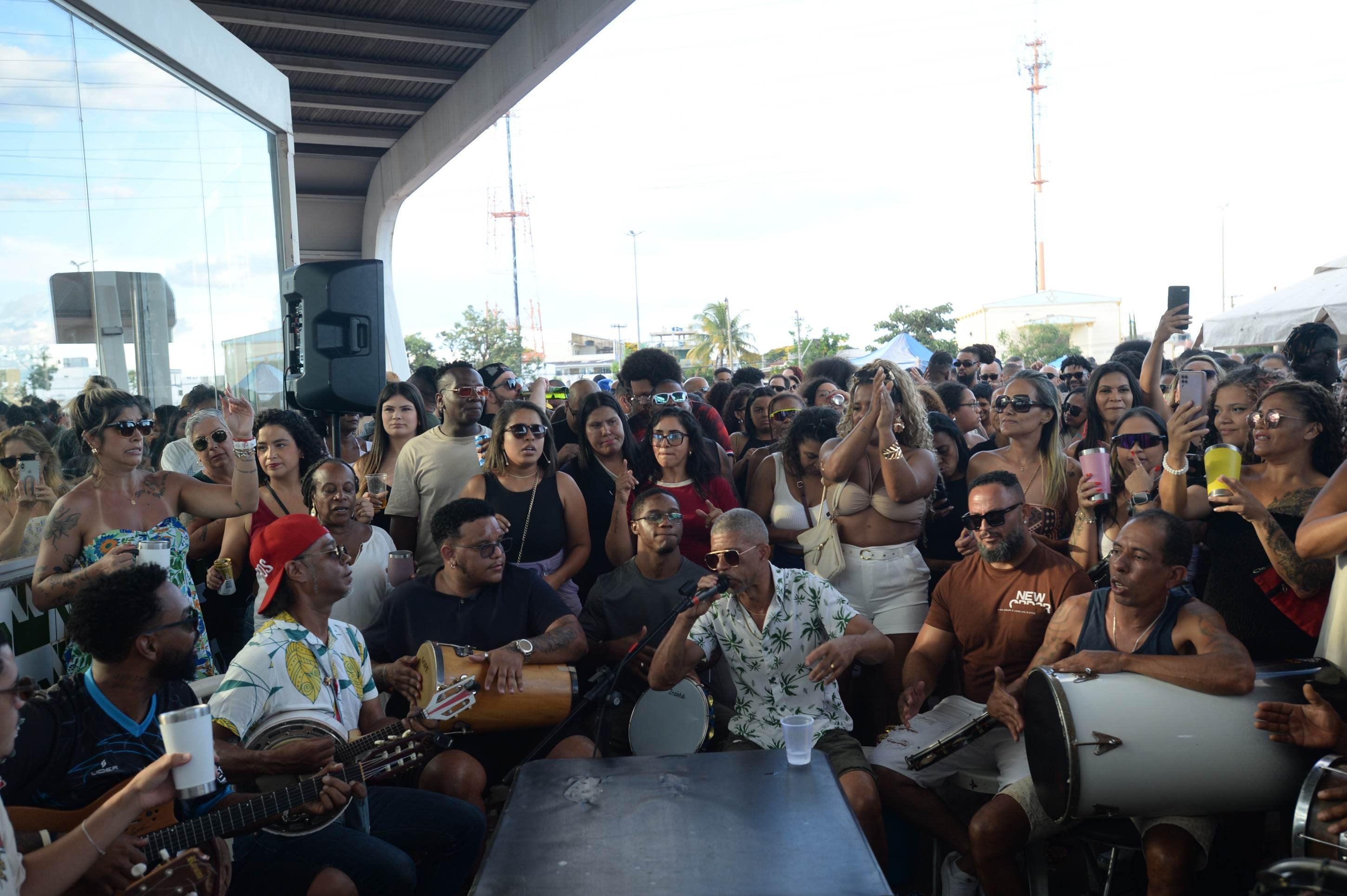  25/12/2025. Cr&eacute;dito: Minervino J&uacute;nior/CB/D.A Press. Brasil.  Brasilia - DF. Samba do Chester na Esta&ccedil;&atilde;o do Metr&ocirc; do Guar&aacute;.