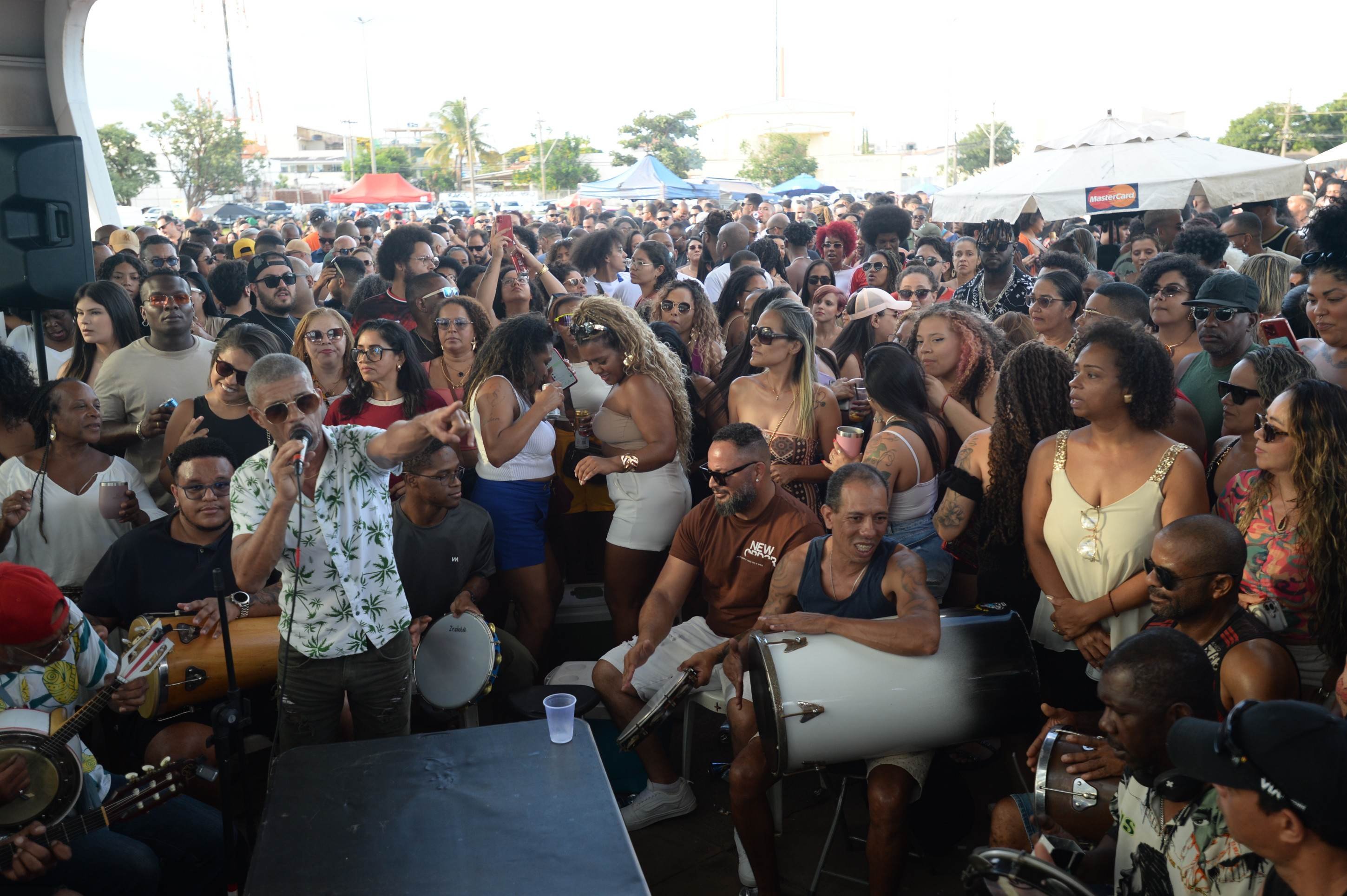  25/12/2025. Cr&eacute;dito: Minervino J&uacute;nior/CB/D.A Press. Brasil.  Brasilia - DF. Samba do Chester na Esta&ccedil;&atilde;o do Metr&ocirc; do Guar&aacute;.