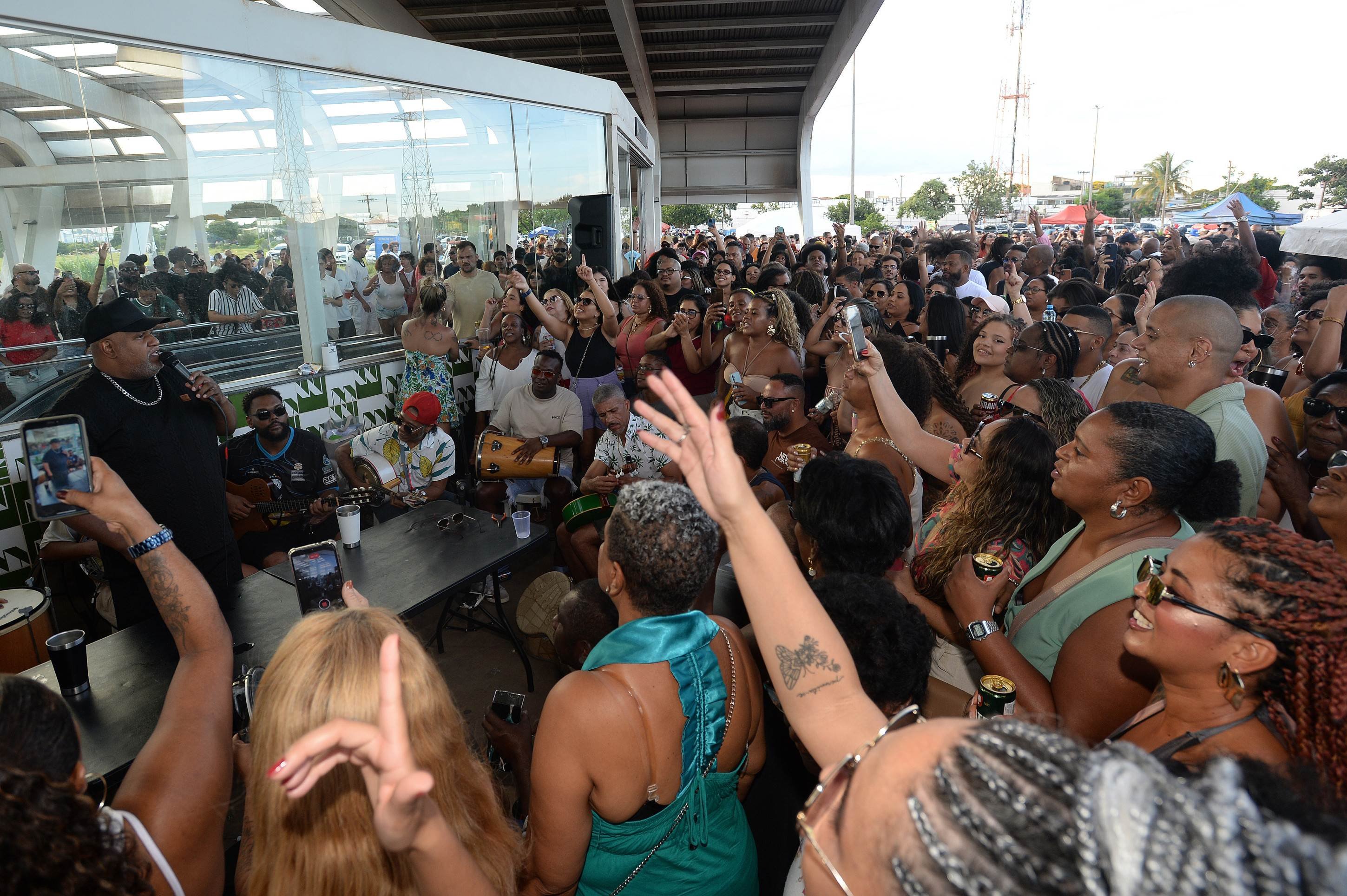  25/12/2025. Cr&eacute;dito: Minervino J&uacute;nior/CB/D.A Press. Brasil.  Brasilia - DF. Samba do Chester na Esta&ccedil;&atilde;o do Metr&ocirc; do Guar&aacute;.