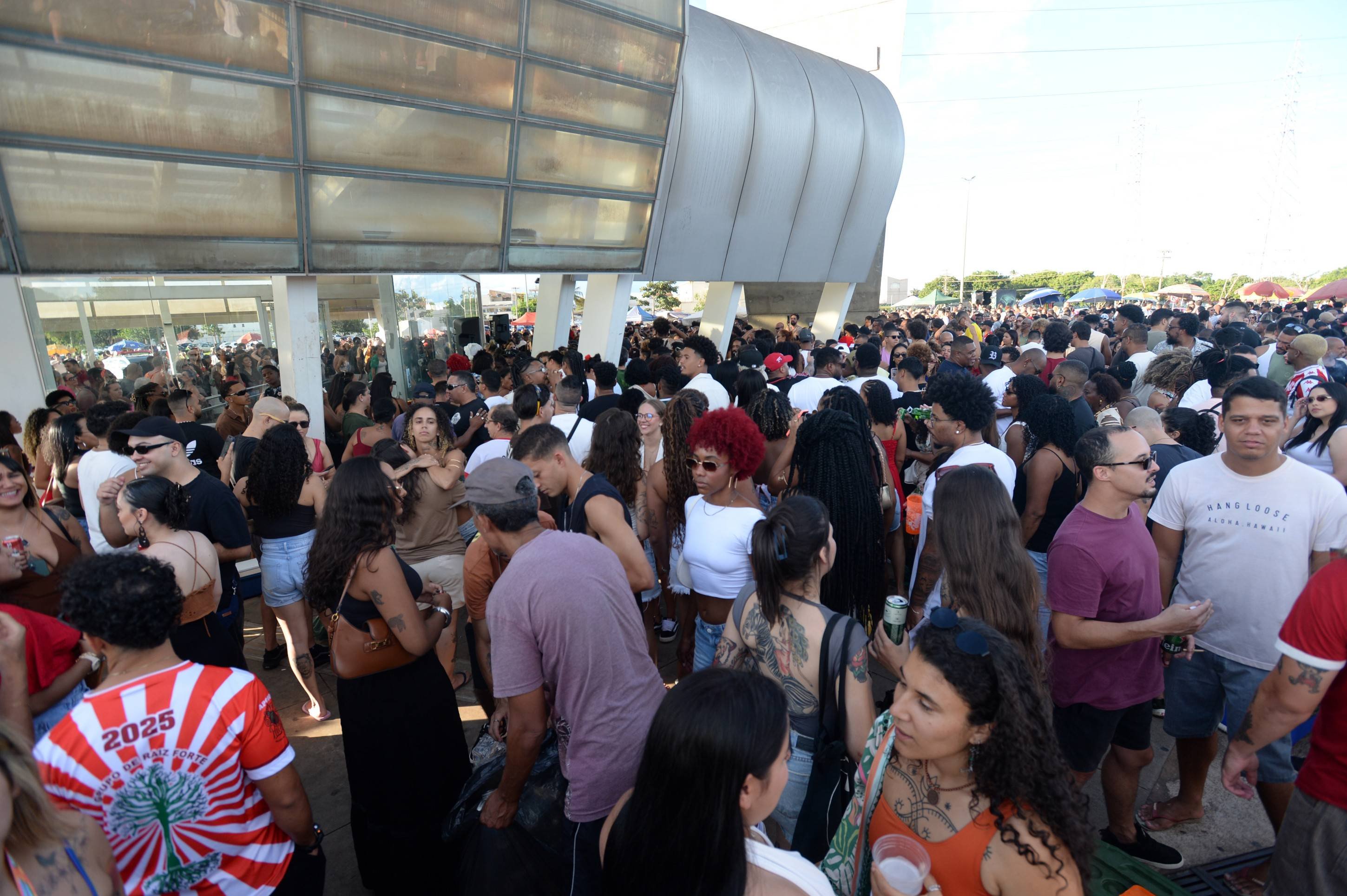  25/12/2025. Cr&eacute;dito: Minervino J&uacute;nior/CB/D.A Press. Brasil.  Brasilia - DF. Samba do Chester na Esta&ccedil;&atilde;o do Metr&ocirc; do Guar&aacute;.