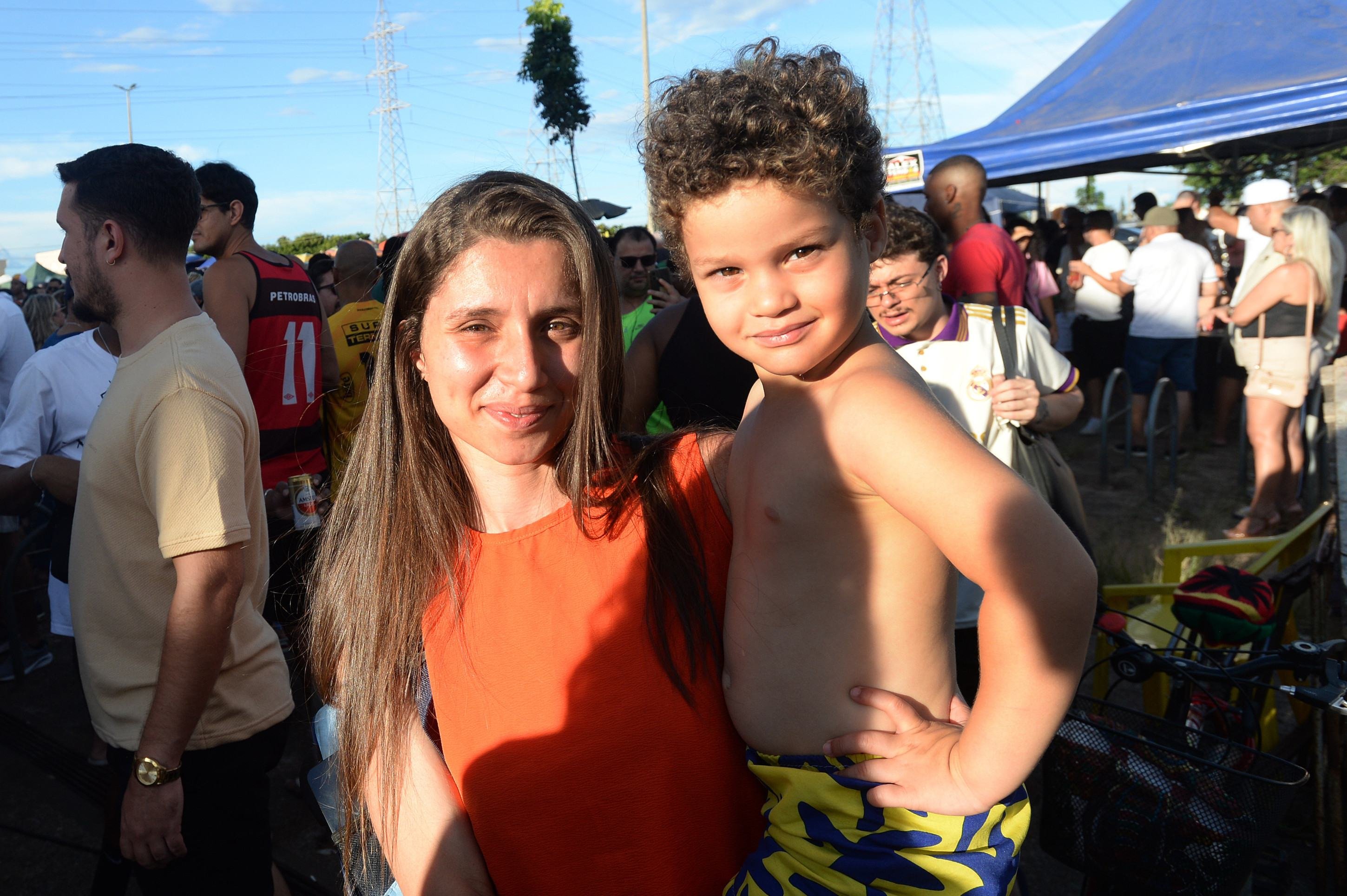  25/12/2025. Cr&eacute;dito: Minervino J&uacute;nior/CB/D.A Press. Brasil.  Brasilia - DF. Samba do Chester na Esta&ccedil;&atilde;o do Metr&ocirc; do Guar&aacute;. Ingrid Gabriela e seu filho Heitor