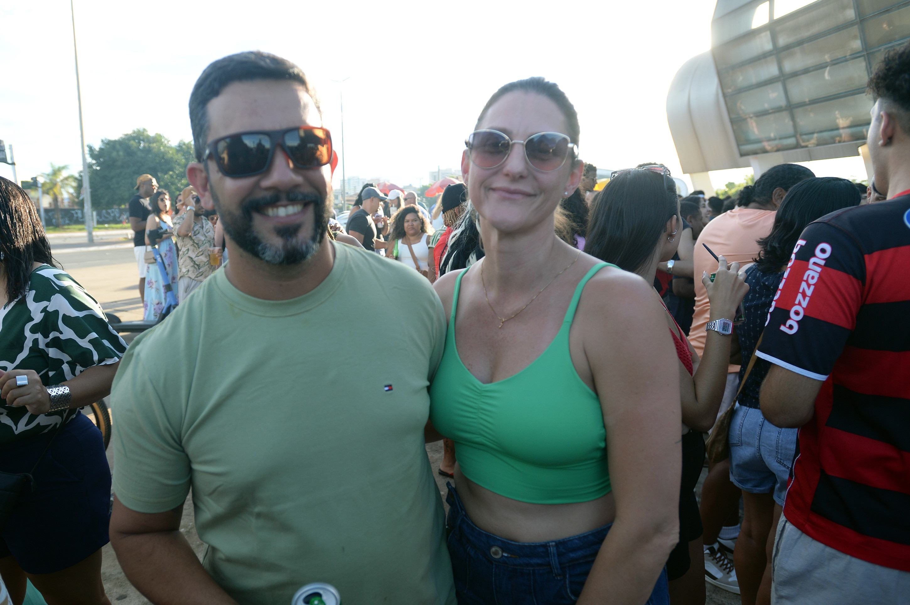  25/12/2025. Cr&eacute;dito: Minervino J&uacute;nior/CB/D.A Press. Brasil.  Brasilia - DF. Samba do Chester na Esta&ccedil;&atilde;o do Metr&ocirc; do Guar&aacute;. C&aacute;tia Szepaniuk e Tiago Benatti