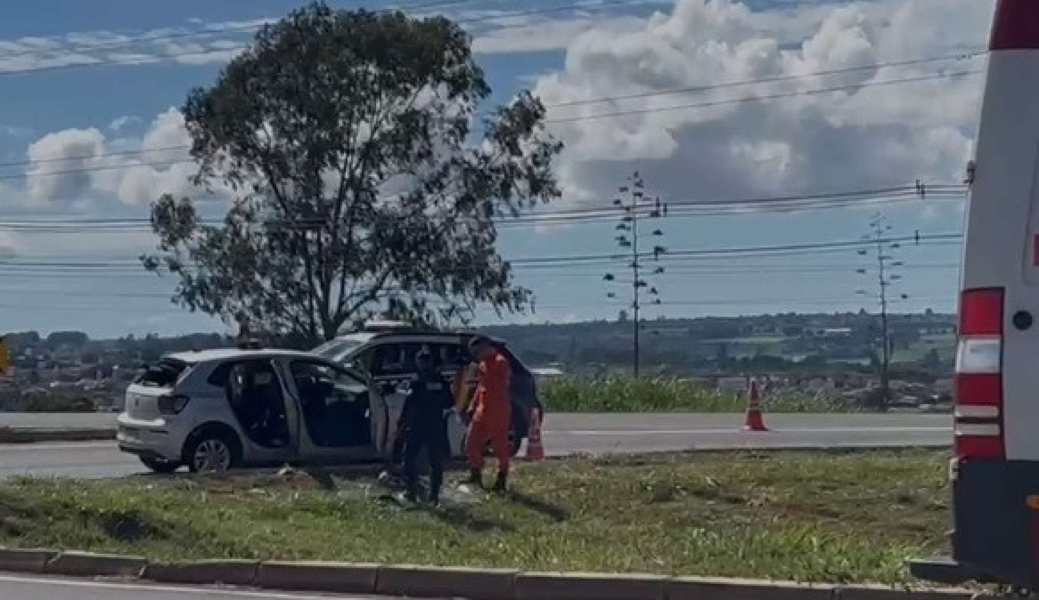 Homem atira no meio da rua, foge em carro, atropela policial e acaba preso