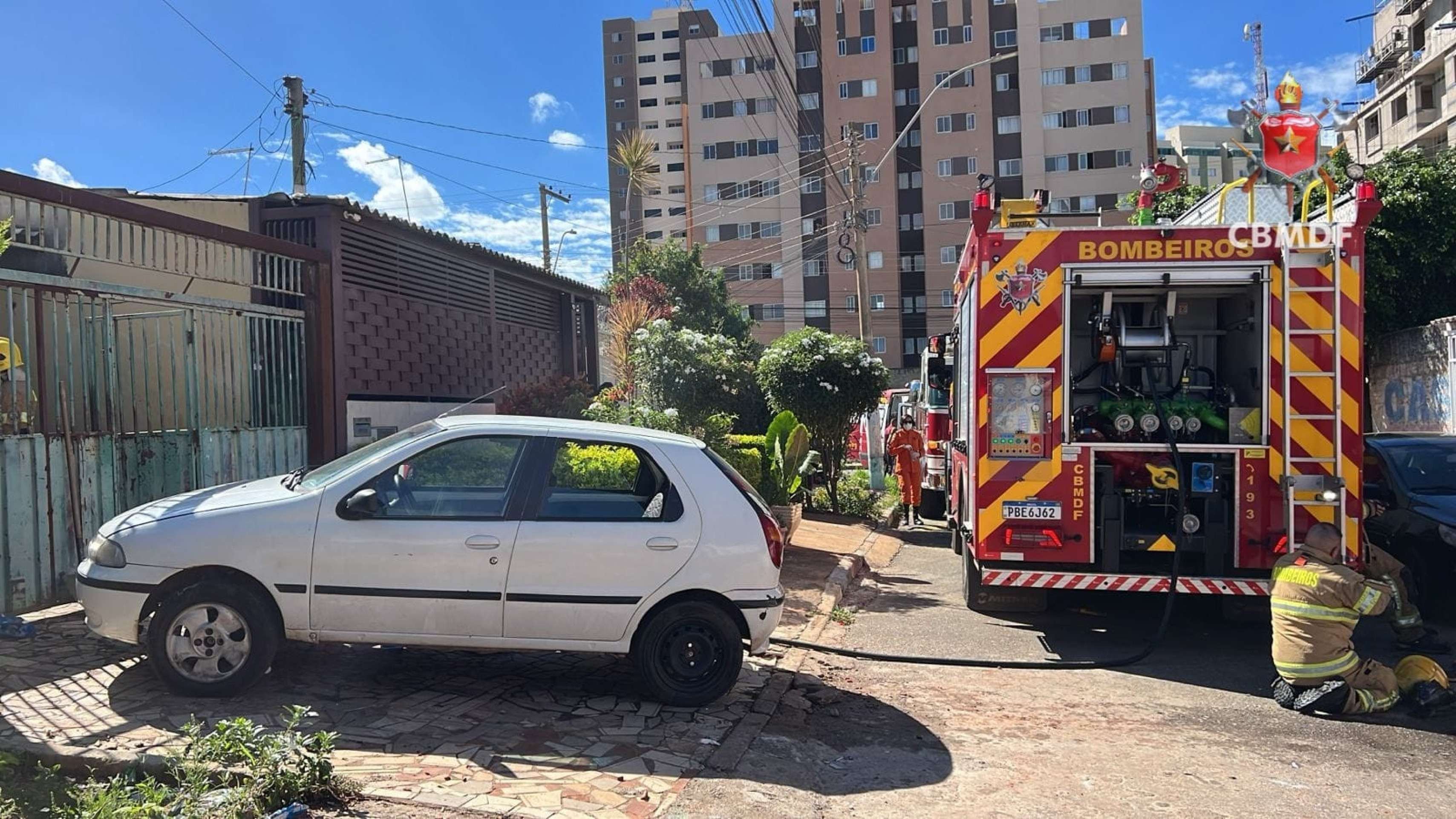 Incêndio atinge residência na Samambaia e mobiliza Corpo de Bombeiros