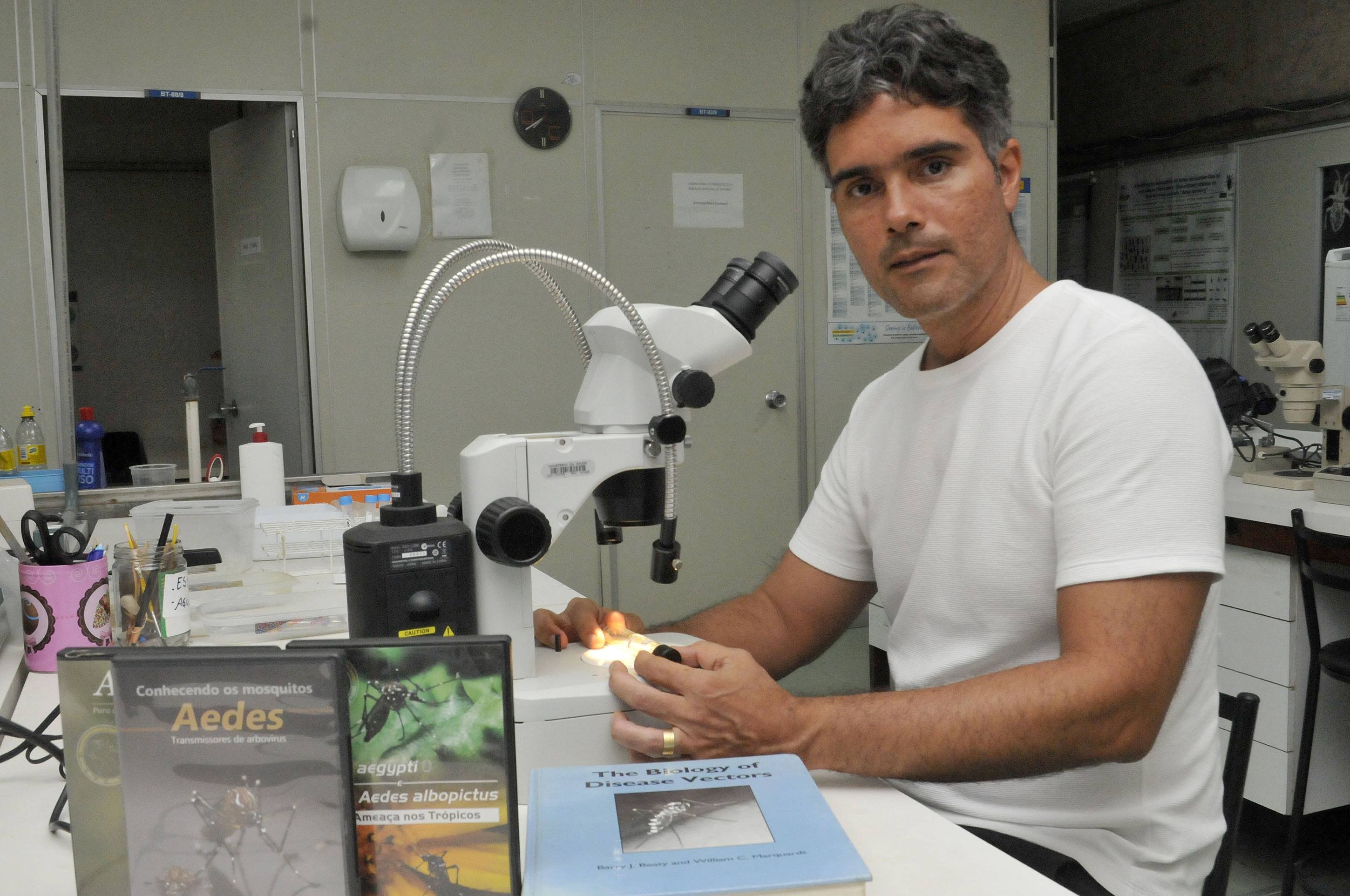  25/12/2025 Cr&eacute;dito: Marcelo Ferreira/CB/D.A Press. Brasil. Bras&iacute;lia - DF - UnB, Faculdade de Medicina, departamento de parasitologia, Professor Rodrigo Gurgel, fala sobre a Dengue.