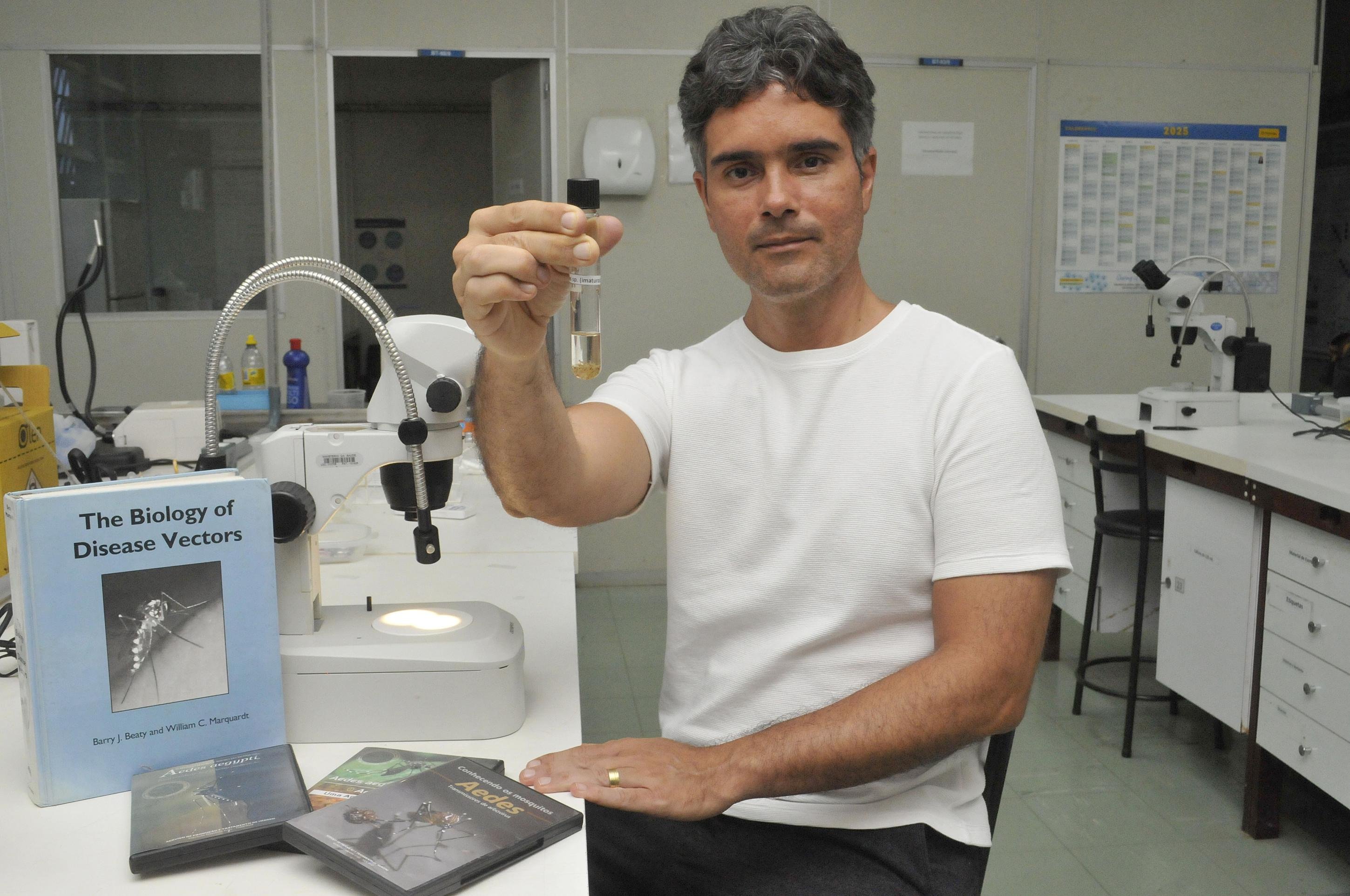  25/12/2025 Cr&eacute;dito: Marcelo Ferreira/CB/D.A Press. Brasil. Bras&iacute;lia - DF - UnB, Faculdade de Medicina, departamento de parasitologia, Professor Rodrigo Gurgel, fala sobre a Dengue.