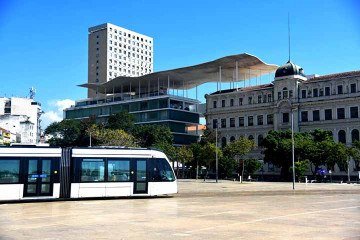 Em sua arquitetura, os dois edif&iacute;cios s&atilde;o unidos por uma cobertura de concreto que simula ondas do mar. 
 -  (crédito:  Riotur)
