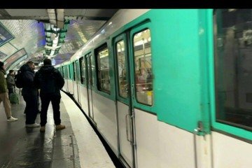 Homem é preso acusado de esfaquear três mulheres no metrô de Paris -  (crédito: LOUISE DALMASSO / AFPTV / AFP)