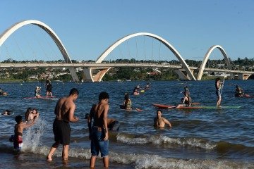 O Lago Paranoá, a praia de Brasília, é um refúgio tradicional para pessoas de todas as idades em dias com temperaturas elevadas -  (crédito: Fotos: Minervino Júnior/CB/D.A.Press)