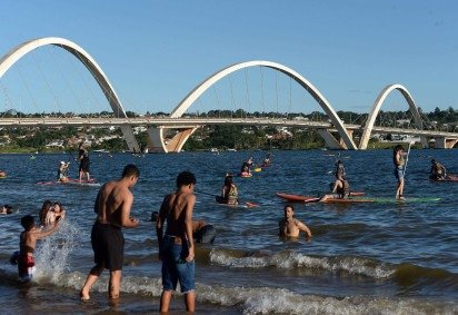 O Lago Paranoá, a praia de Brasília, é um refúgio tradicional para pessoas de todas as idades em dias com temperaturas elevadas -  (crédito: Fotos: Minervino Júnior/CB/D.A.Press) -O Lago Paranoá, a praia de Brasília, é um refúgio tradicional para pessoas de todas as idades em dias com temperaturas elevadas -  (crédito: Fotos: Minervino Júnior/CB/D.A.Press)