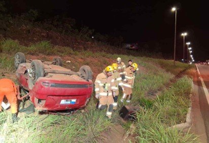 Ve&iacute;culo capota na BR-070 e deixa uma v&iacute;tima fatal