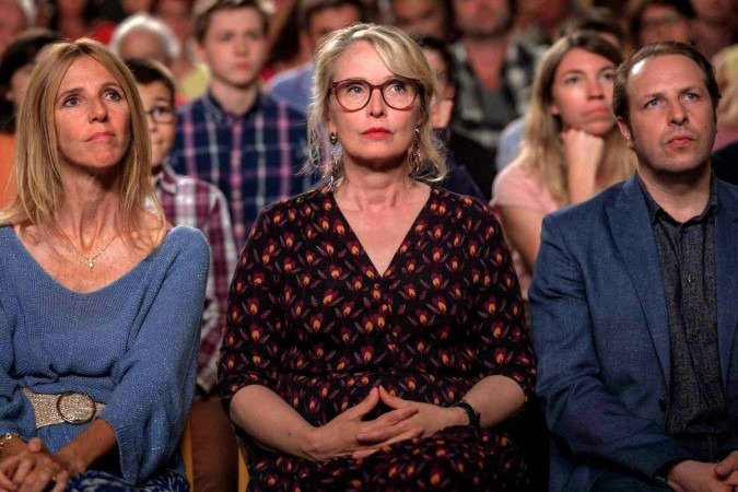 Vizinhos b&aacute;rbaros com Julie Delpy, ao centro: diretora e atriz 
    