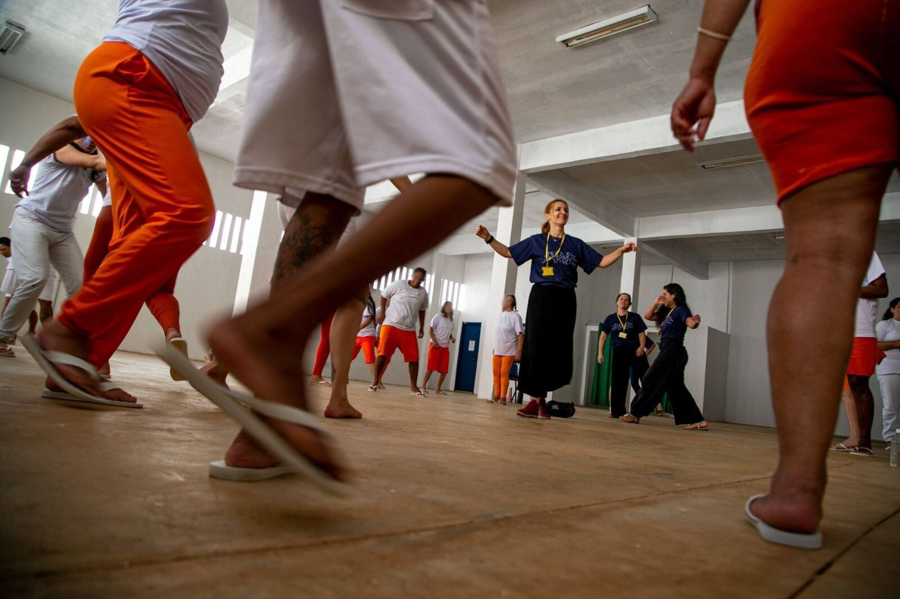 Ao fundo, com camisetas azuis, Tha&iacute;s (esquerda) e Clara (direita)