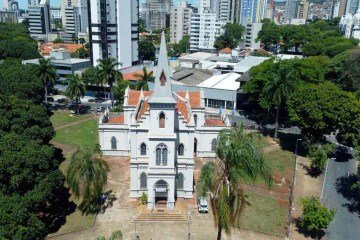 Localizada entre as avenidas alfredo balena e carandaí, a  Igreja sagrado coração de jesus precisa de cerca de R$ 10 milhões para obras -  (crédito:  LEANDRO COURI/EM/D.A PRESS)