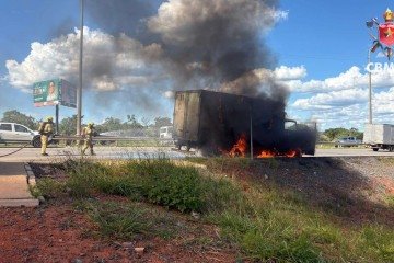 Caminh&atilde;o pega fogo na Estrutural  -  (crédito: CBMDF/Divulgação)