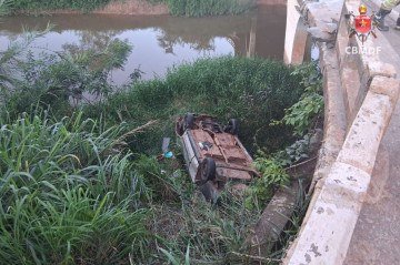 Carro cai de ponte na BR 060 e deixa quatro feridos -  (crédito: CBMDF/Divulgação)
