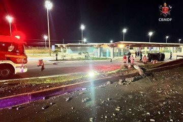 Carro derruba poste e capota no BRT do Gama -  (crédito: CBMDF/Divulgação)