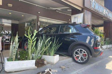 Um carro el&eacute;trico da marca Ora, de cor preta, invadiu uma cafeteria na comercial da 209 Norte -  (crédito: Davi Cruz/CB/D.A.Press)